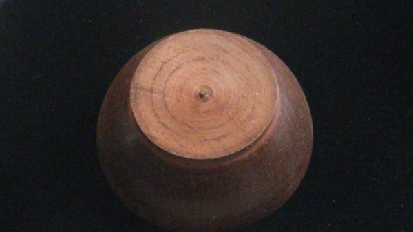 BOWL  (wood) - com  4  sponge  balls