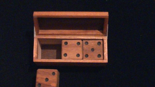 JUMBO  REAPPEARING  DICE (WOOD)